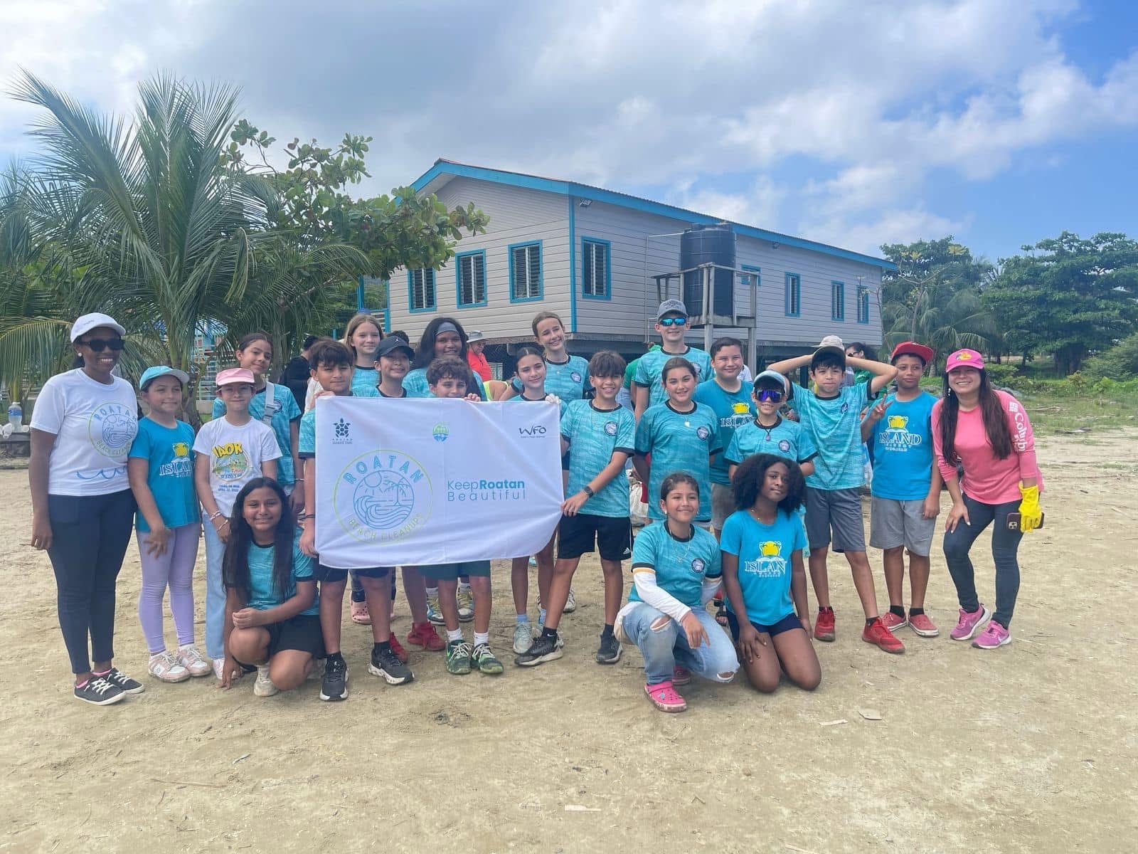 IAOR students participating in community service in Roatan